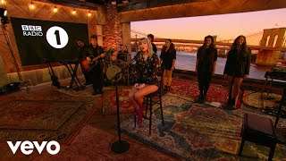 Taylor Swift – Can’t Stop Loving You (Phil Collins cover) in the Live Lounge