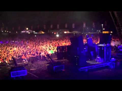 Tiesto playing Hardwell – Molotov live at Creamfields 2010